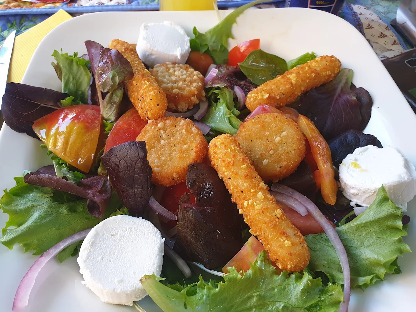Steak et gratin dauphinois, plat du jour au Bar Central Sospel
