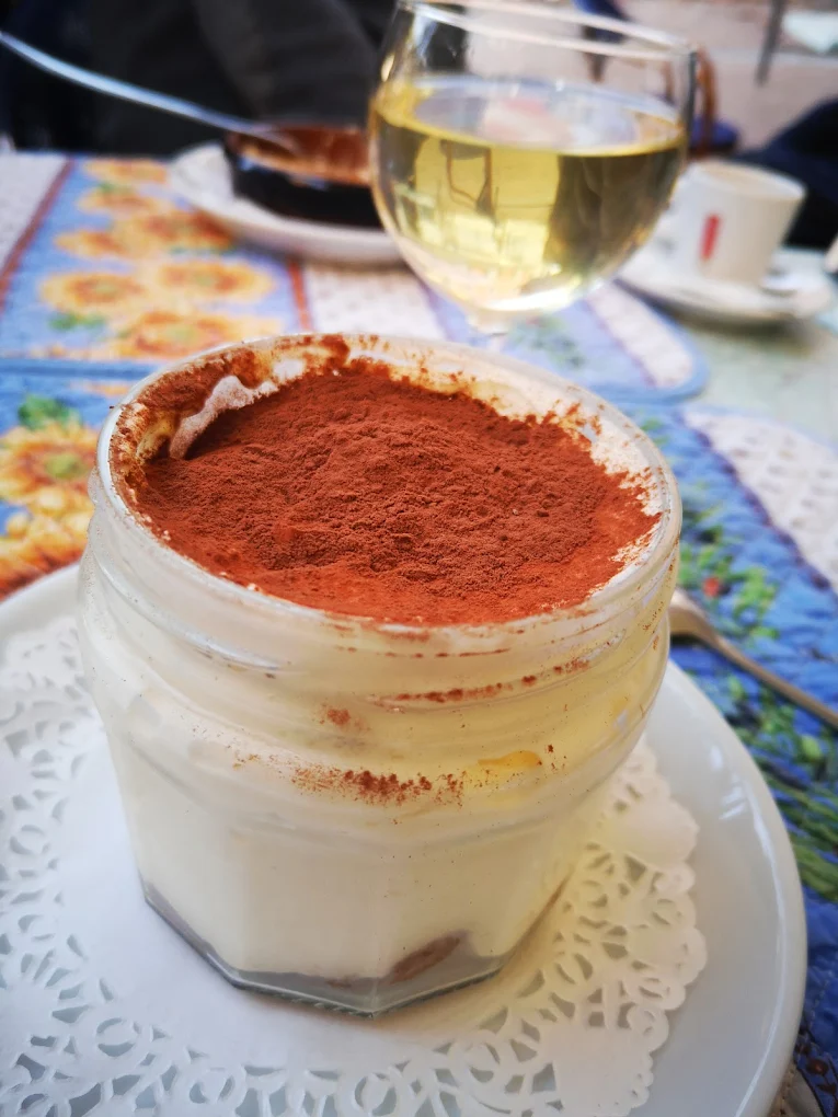 Terrasse de café en village de montagne